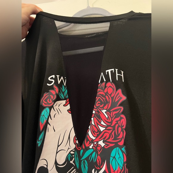 Oversized Mesh V- Cut Out Skull/Flower Graphic T-Shirt Size 2XL - Picture 4 of 6